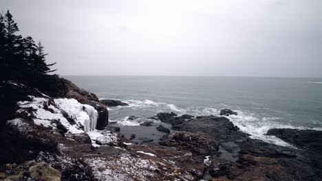 Vista-Costera-De-Maine-Con-Cala-Helada-Nieve-Ligera-Cámara-Lenta-24fps