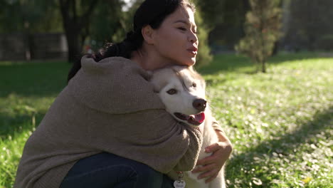 dueña de mascota jugando con su perro