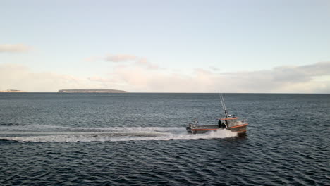 Hummer-Fischerboot-Im-Hafen