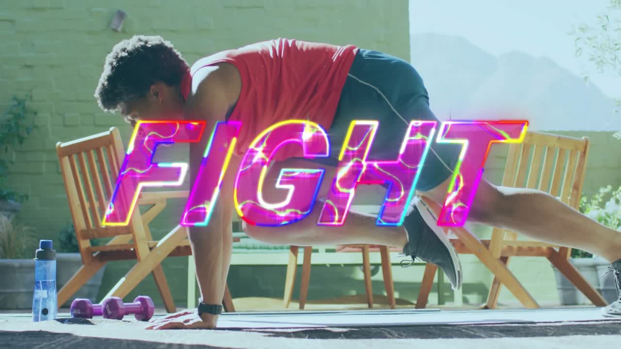 På måtte, person der udfører øvelse med farverig FIGHT-animation i skolens gymnastiksal.