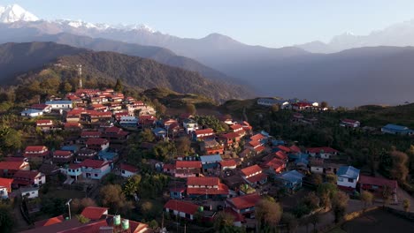 vista aérea de la aldea de la montaña ghalegaun en kaski, nepal