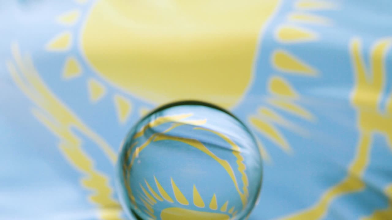 флаг казахстана размахивает на голубом небе в 4k