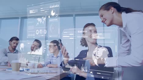 animación de gráficos, globo, barras de carga y círculos, diversos compañeros de trabajo trabajando sobre la tecnología