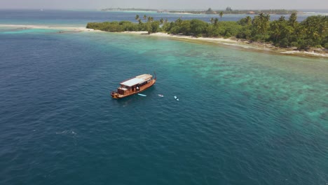 drone moviéndose hacia atrás en una isla tropical en las maldivas