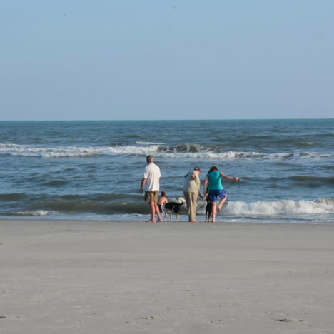 Gente-De-Pie-En-La-Playa