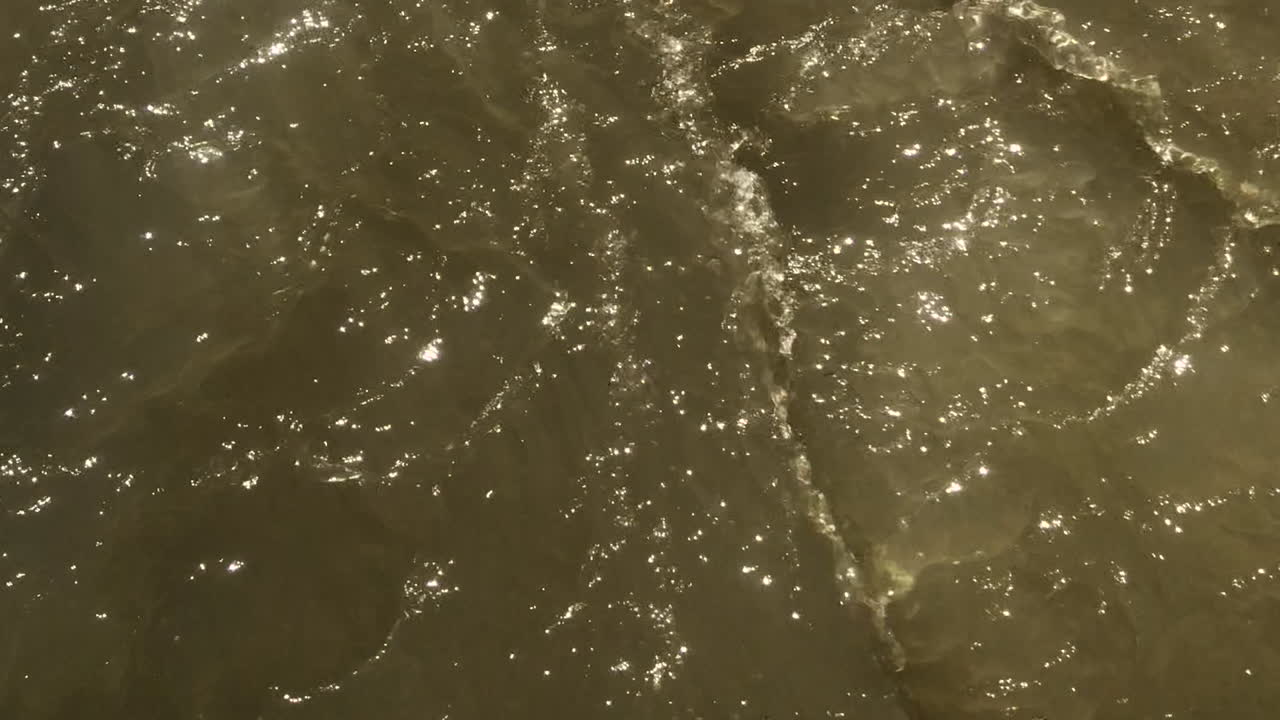 빠른 강물 흐름의 배경을 닫습니다