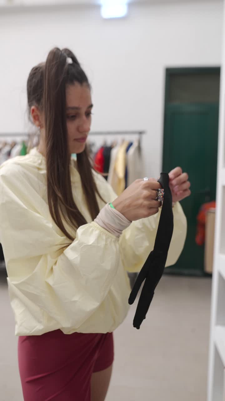 mujer probando ropa en una tienda de ropa