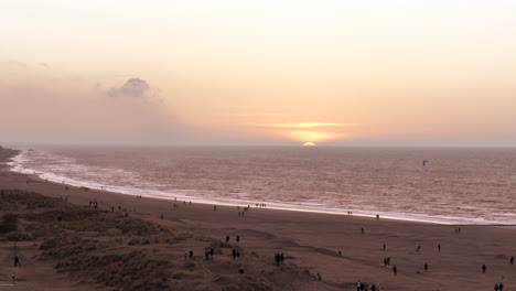 Descripción-General-De-La-Puesta-De-Sol-Sobre-La-Concurrida-Y-Romántica-Playa-De-Nieuwpoort,-Hermoso-Cielo