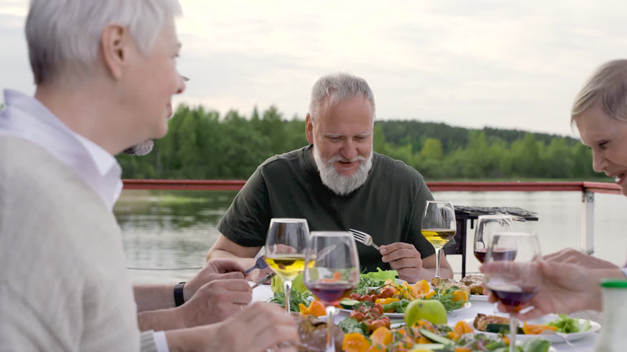 녹음을 위해 마이크를 설치하는 여성 생산 노동자