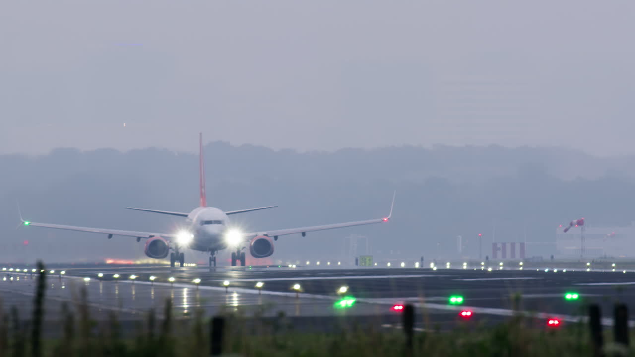 낮은 가시성에서 비행기의 착륙과 이륙