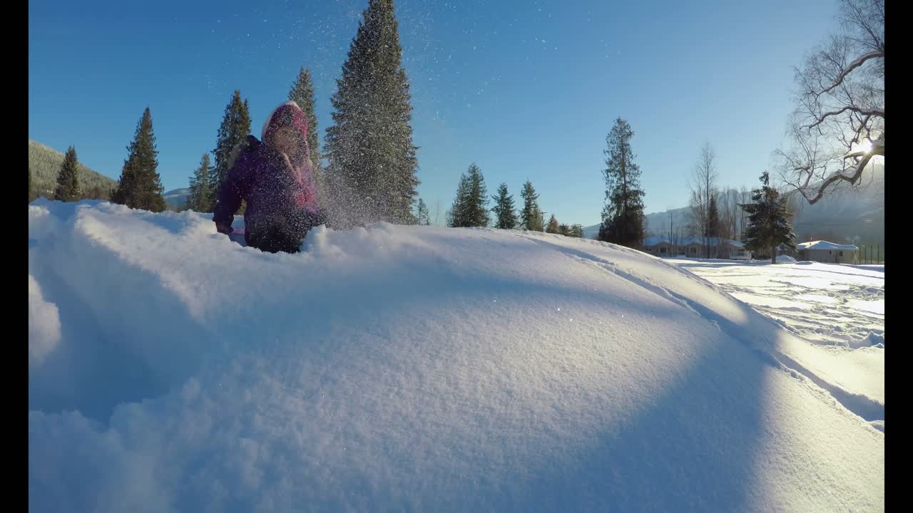 niño jugando en la nieve durante el invierno 4k