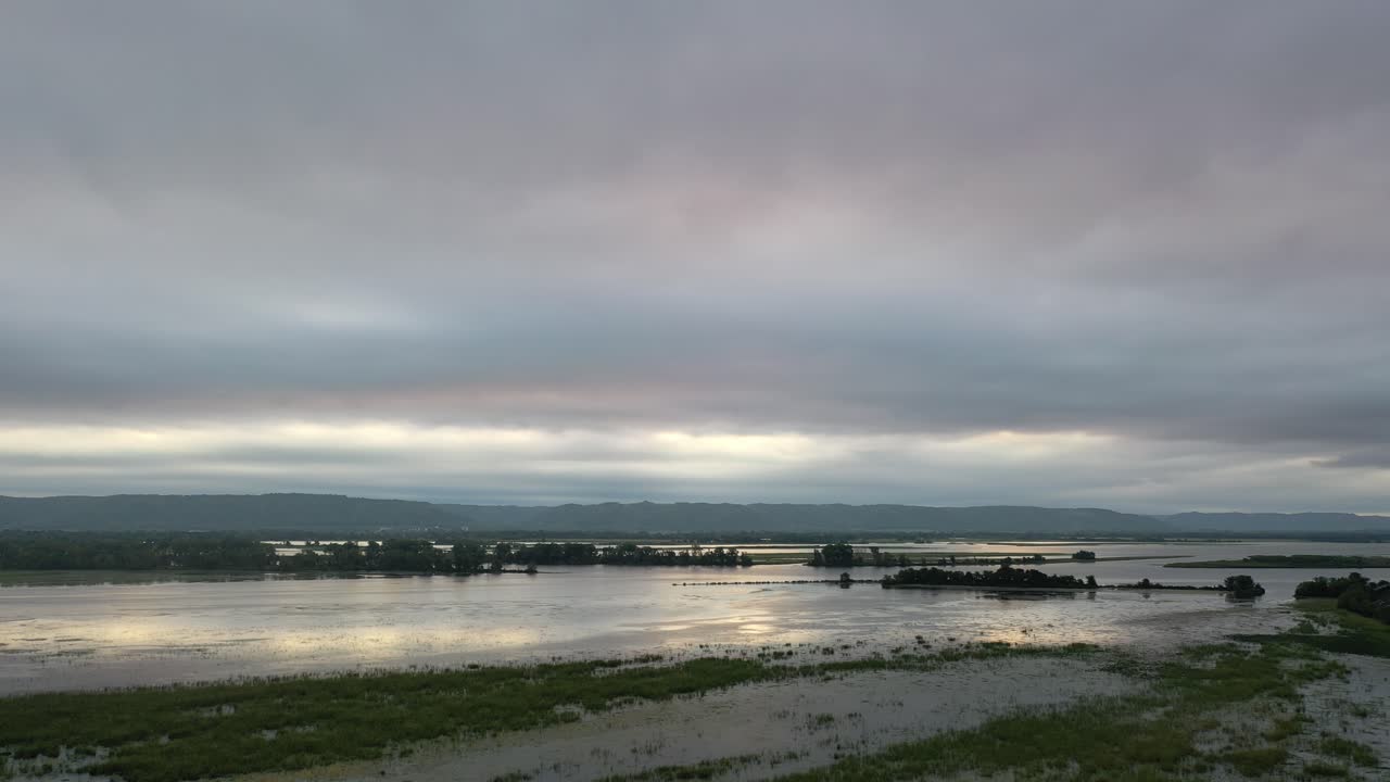 물에 잠긴 강 계곡 위 의 해가 뜨고 해가 지는 것