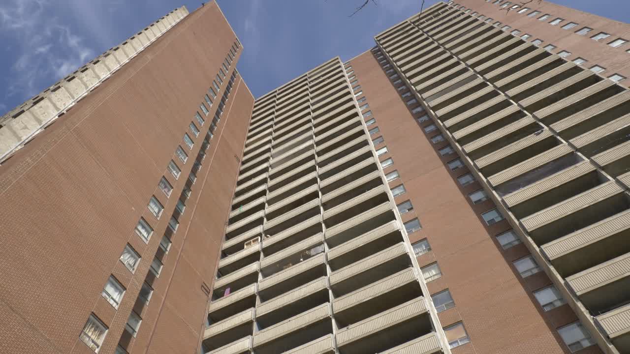 edificio de condominios de gran altura en rojo de día soleado