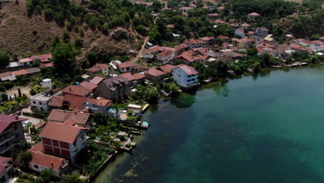 vista aérea del pueblo de lin y la península en el lago ohrid