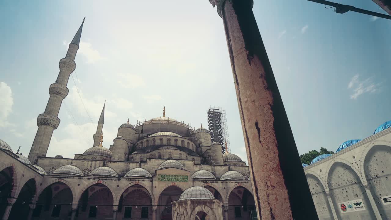 el patio principal de la mezquita sultanahmet en estambul