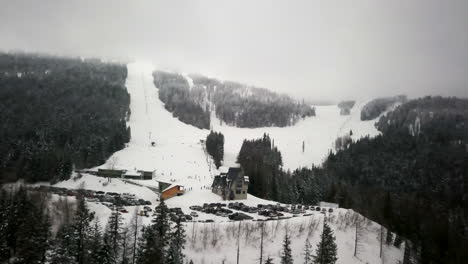 Mt.-Spokane-Skigebiet-Drohne-Panorama-Spin-Mitte-Winter-Nebel-Wolke-Bäume-Schnee-Autos-Auf-Parkplatz-Februar-2019
