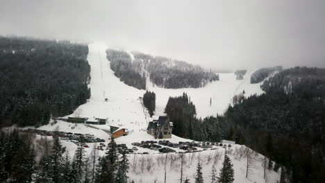 Mt-Spokane-Zona-De-Esquí-Drone-Giro-Panorámico-Mediados-De-Invierno-Niebla-Nube-árboles-Nieve-Coches-En-Estacionamiento-Feb-2019