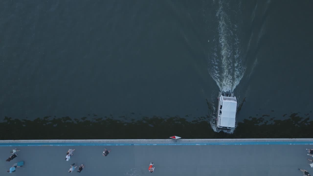 해가 뜨는 크라코프 폴란드 비스 ⁇ 라 강의 공중 드론 촬영
