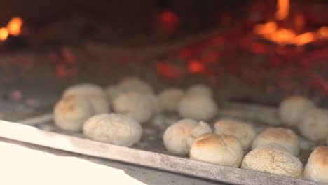 Brot-Backen-Im-Lehmofen,-Traditionelle-Bäckerei-Mit-Gebäck-In-Zeitlupe