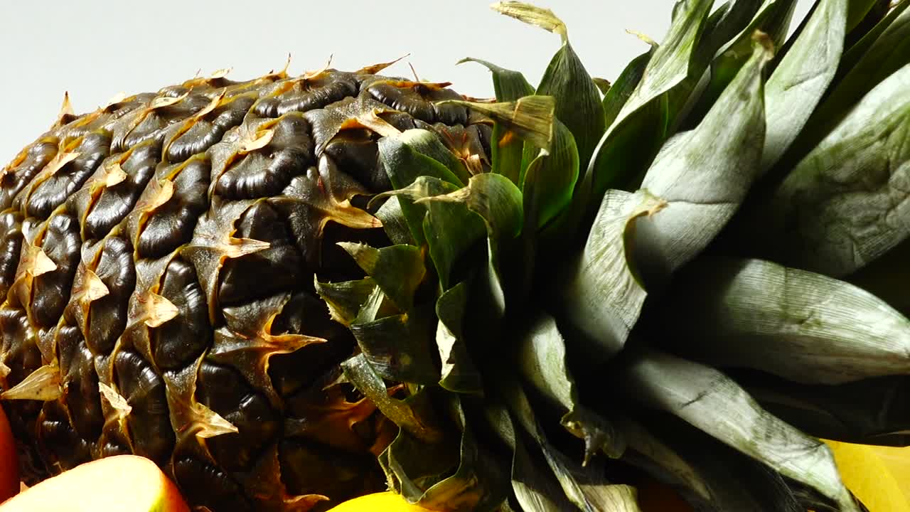 パイナップル、リンゴ、レモンを使った静物。ヘルシーフード