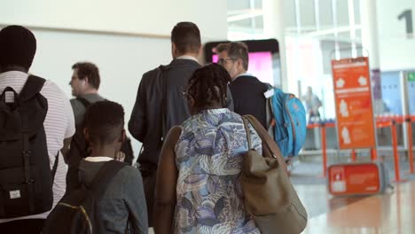 Menschenmenge,-Die-Sich-An-Einem-Flughafen-Anstellt