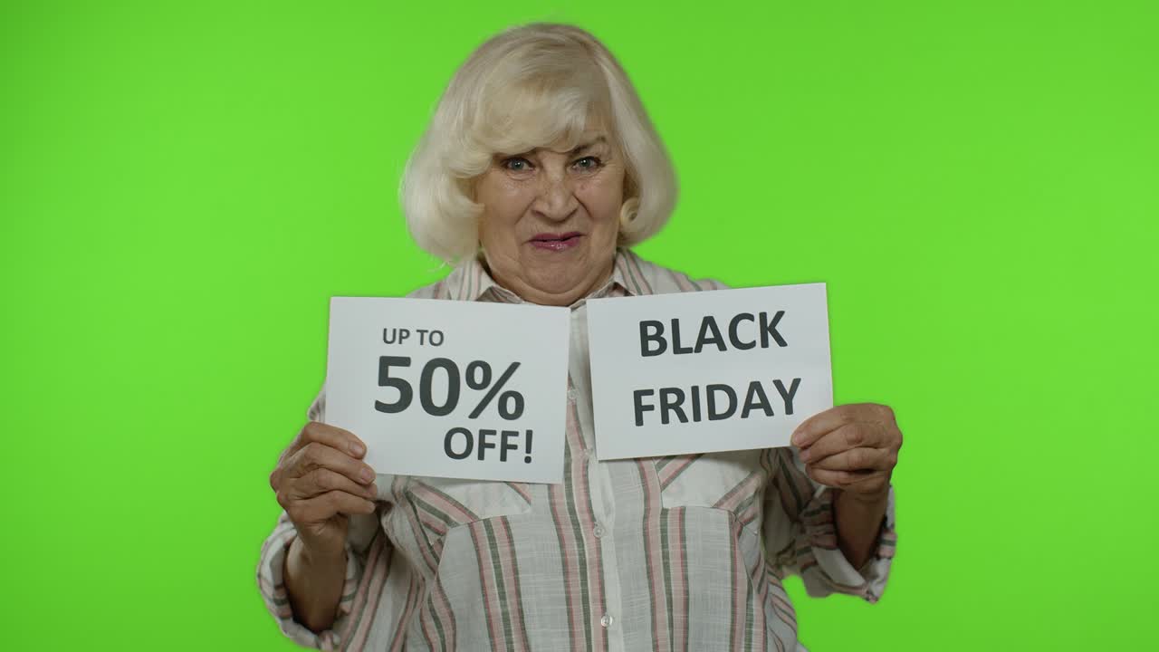 abuela mostrando el viernes negro y hasta un 50 por ciento de descuento en el precio de la compra anuncio de descuento