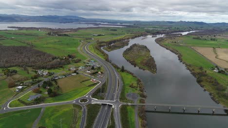 voo aéreo alto da rampa de acesso do sistema de autoestrada cruzando o rio waikato