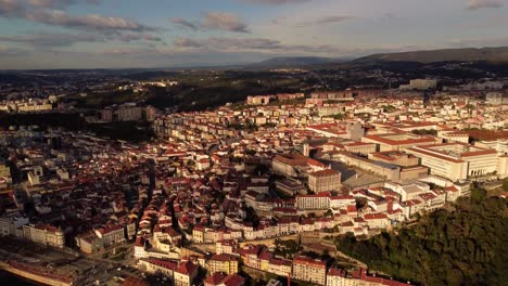 vista aérea de la ciudad universitaria de coimbra en portugal drone vuela sobre el centro durante la hora dorada