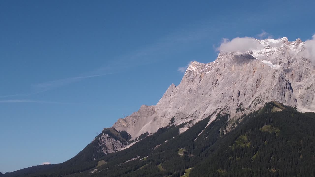cerrar vista de drones del matterhorn de izquierda a derecha con cielos azules y nubes