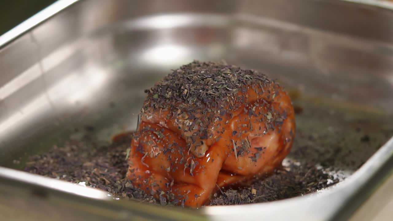 구운 돼지고기 햄을 준비하는 것