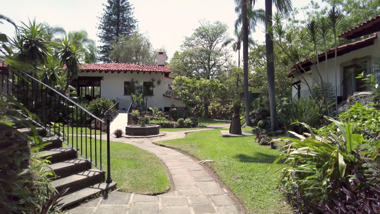 toma aerea de una hermosa casa