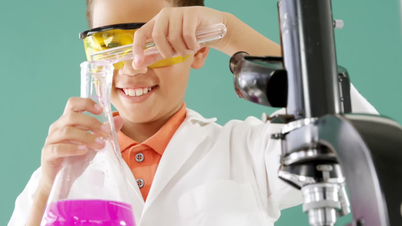 4k 실험실에서 화학 실험을 하는 학교 소년