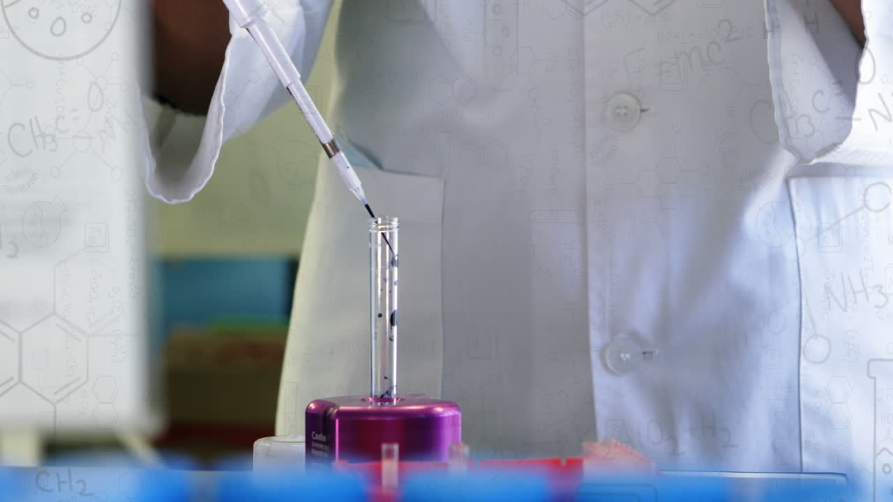 animación de fórmulas químicas sobre las manos de una trabajadora de laboratorio afroamericana con muestra