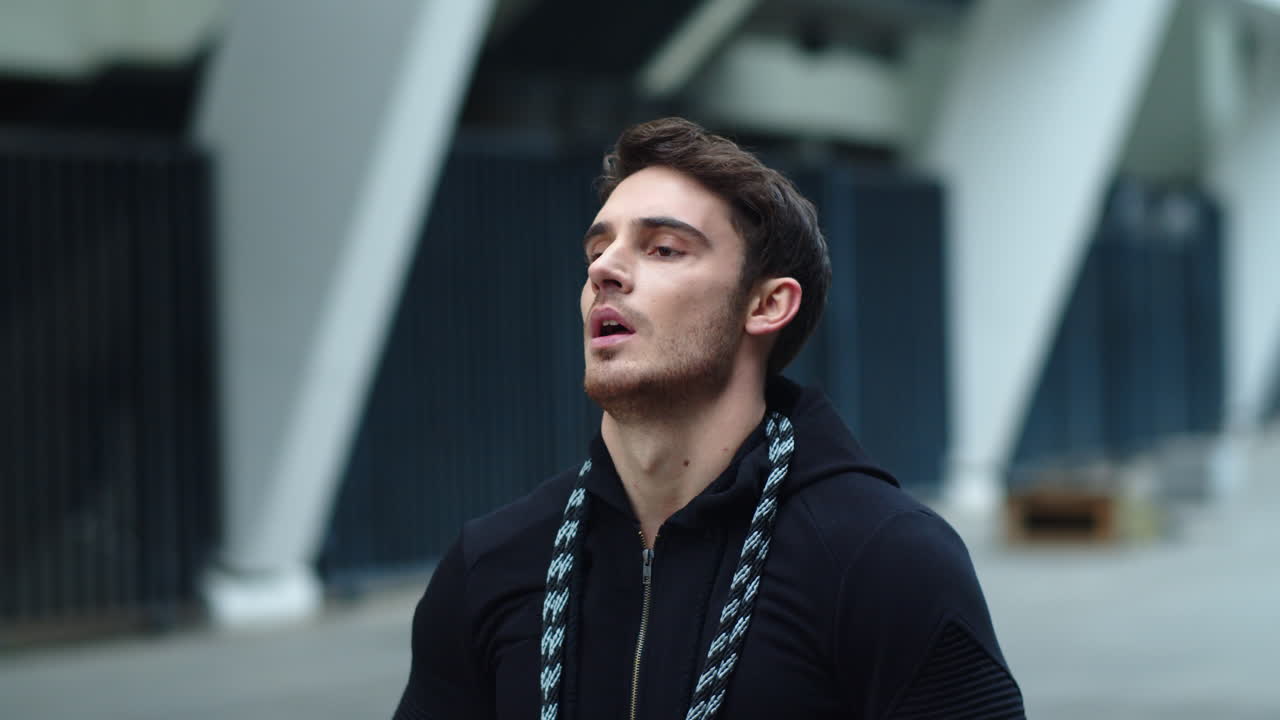 점프 후 휴식을 취하는 피곤한 스포츠맨. 점프 후 호흡하는 피곤한 남자