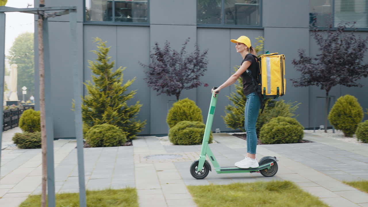 전기 스쿠터 를 타고 음식 을 배달 하는 여자