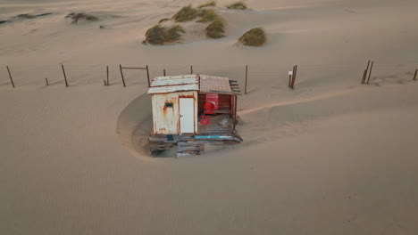 vista aérea paisaje de cabaña de playa de arena. bungalow de campamento en la orilla con hierba seca