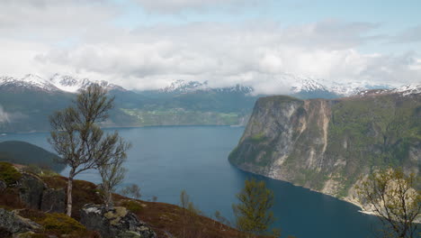 Norwegischer-Fjord-Mit-Dramatischen-Wolken,-Die-Berggipfel-An-Der-Westküste-Norwegens-Bei-Sunnmøre,-Liavarden-Umgeben