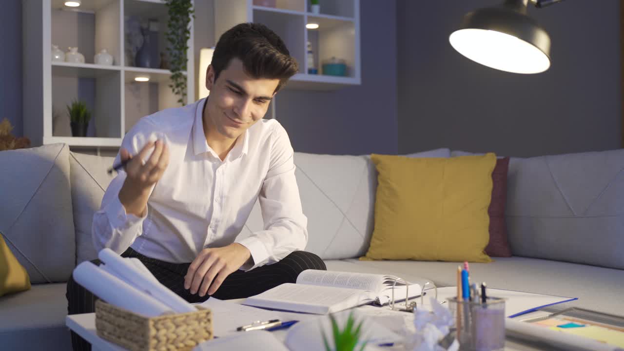 hombre concentrado trabajando tarde en la noche.