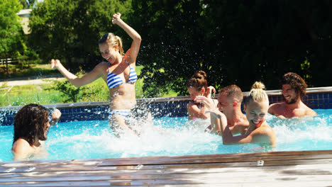 grupo de amigos divirtiéndose en la piscina