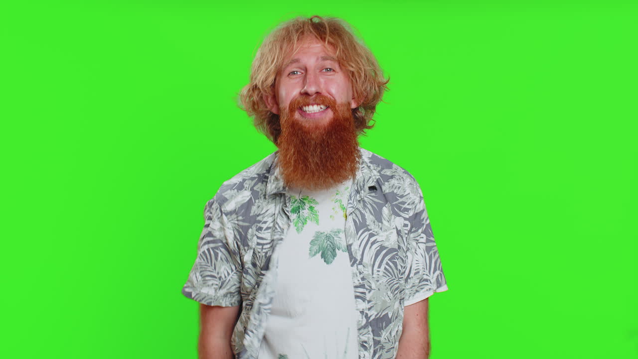 улыбающийся счастливый мужчина, указывающий вперед на камеру, выбирает счастливого победителя, указывая на повышение.