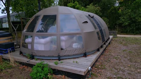 Blick-Auf-Das-Panorama-Kuppelzelt-Im-Glamping-Park-In-Den-Niederlanden