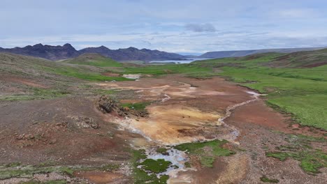 vista aérea de un dron desde el lago de vapor de engjahver hasta el cercano lago kleifarvatn en la península de reykjanes en islandia