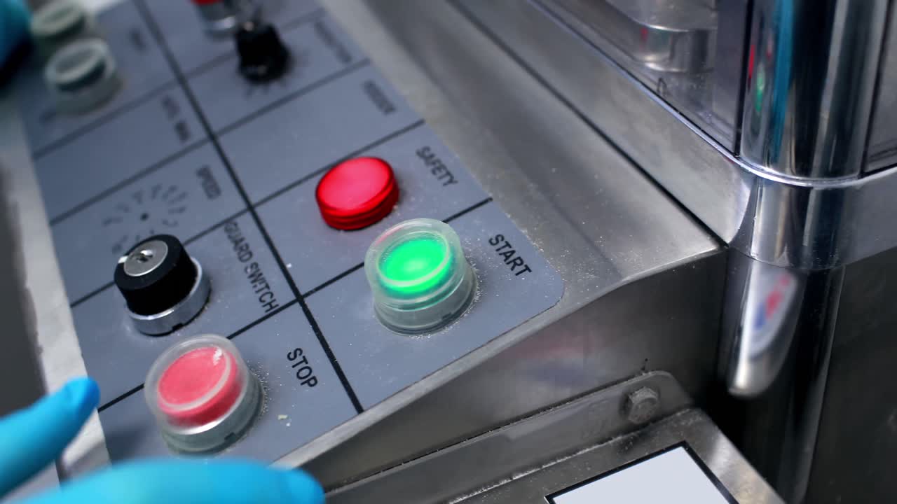 farmacéutico que usa maquinaria pesada para hacer medicamentos