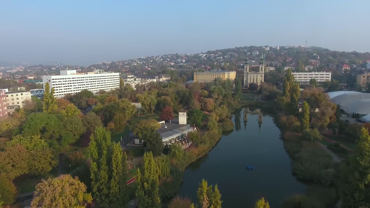 toma aérea de un parque con lago en una ciudad