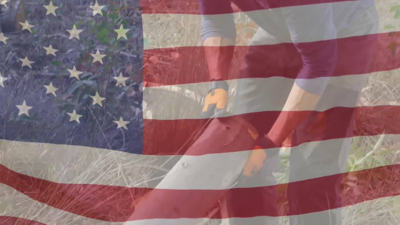 animación de la bandera de américa sobre un hombre caucásico con engranajes de seguridad recogiendo troncos de madera