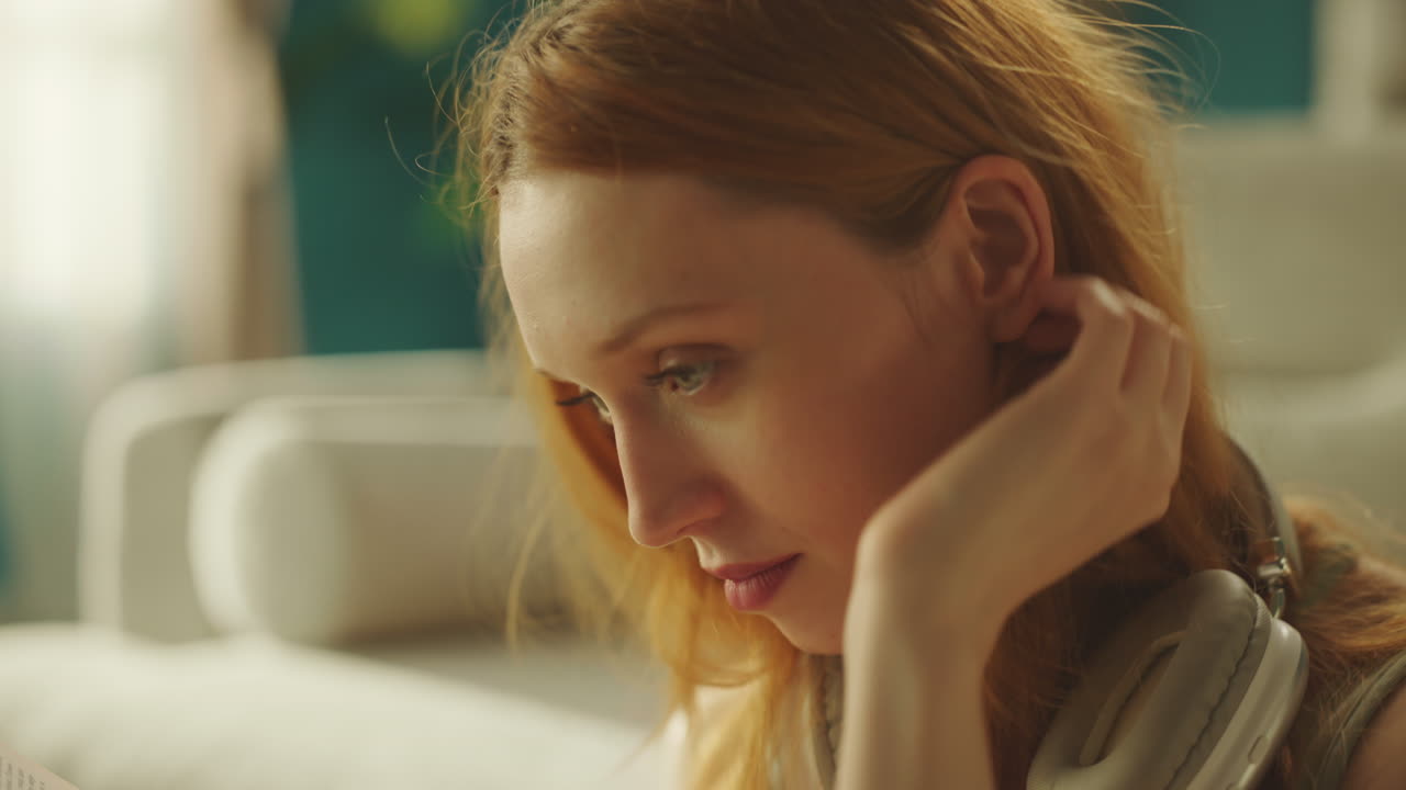 바닥에 앉아서 책을 읽는 여자