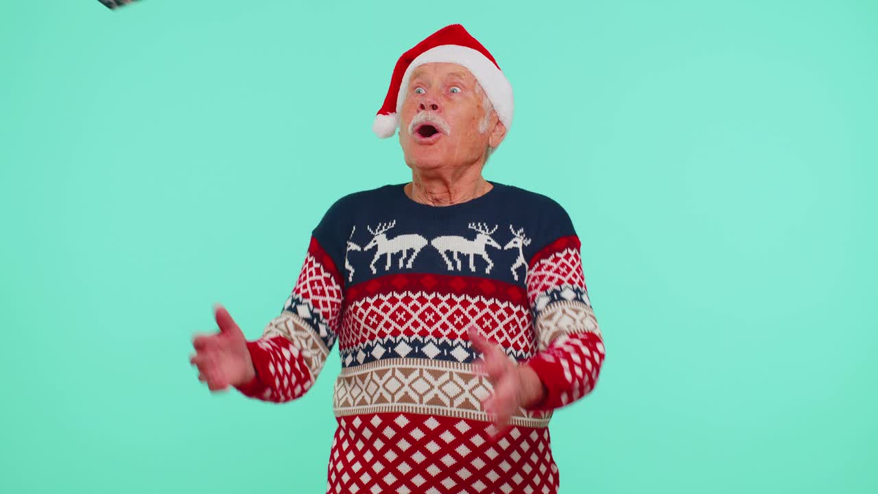 스웨터 산타 크리스마스를 입은 할아버지, 선물 상자를 받고 놀라는 행복을 표현하다