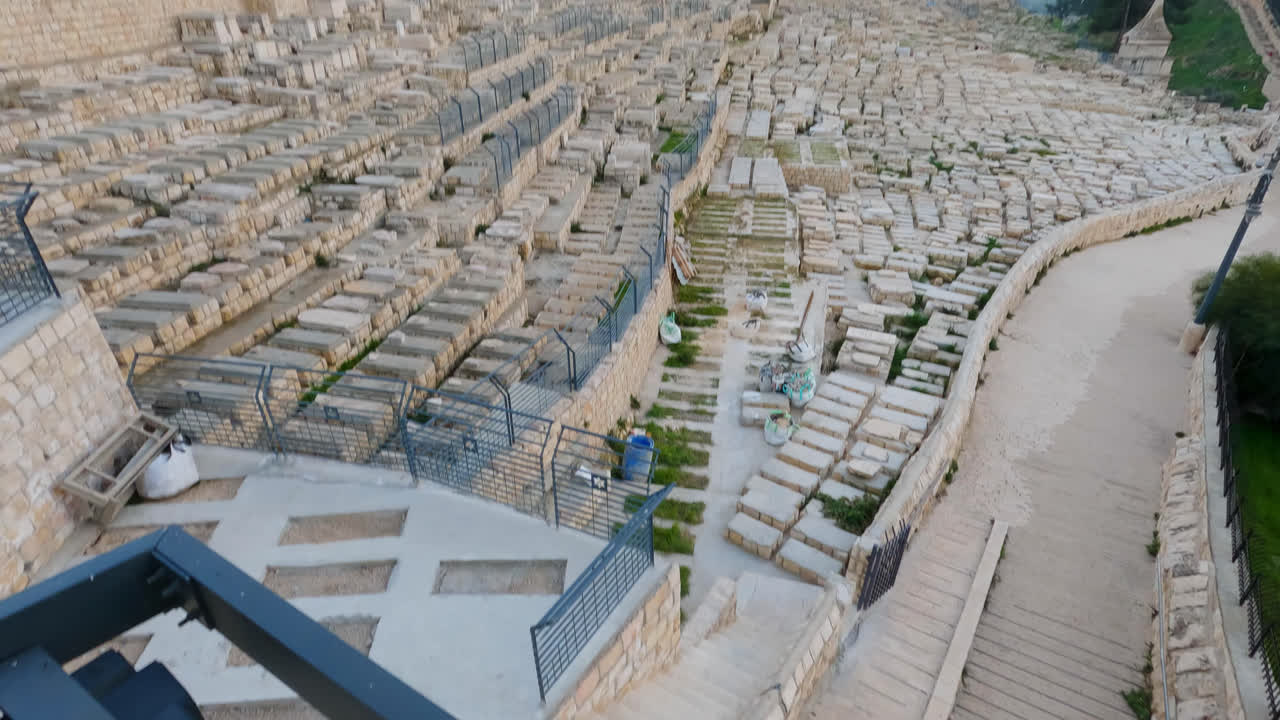 pan revela el monte de los olivos en jerusalén, israel en un día típico en la ciudad santa