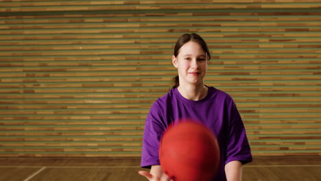 chica deportiva en la cancha de baloncesto