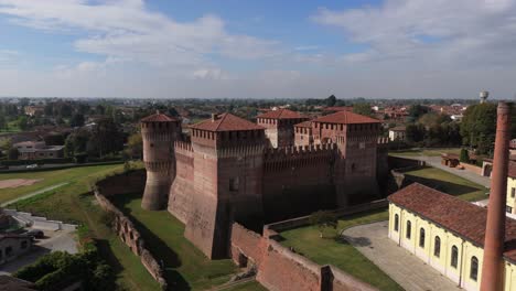 rocca sforzesca di soncino, cremona, italia, mediodía, otoño, avión no tripulado